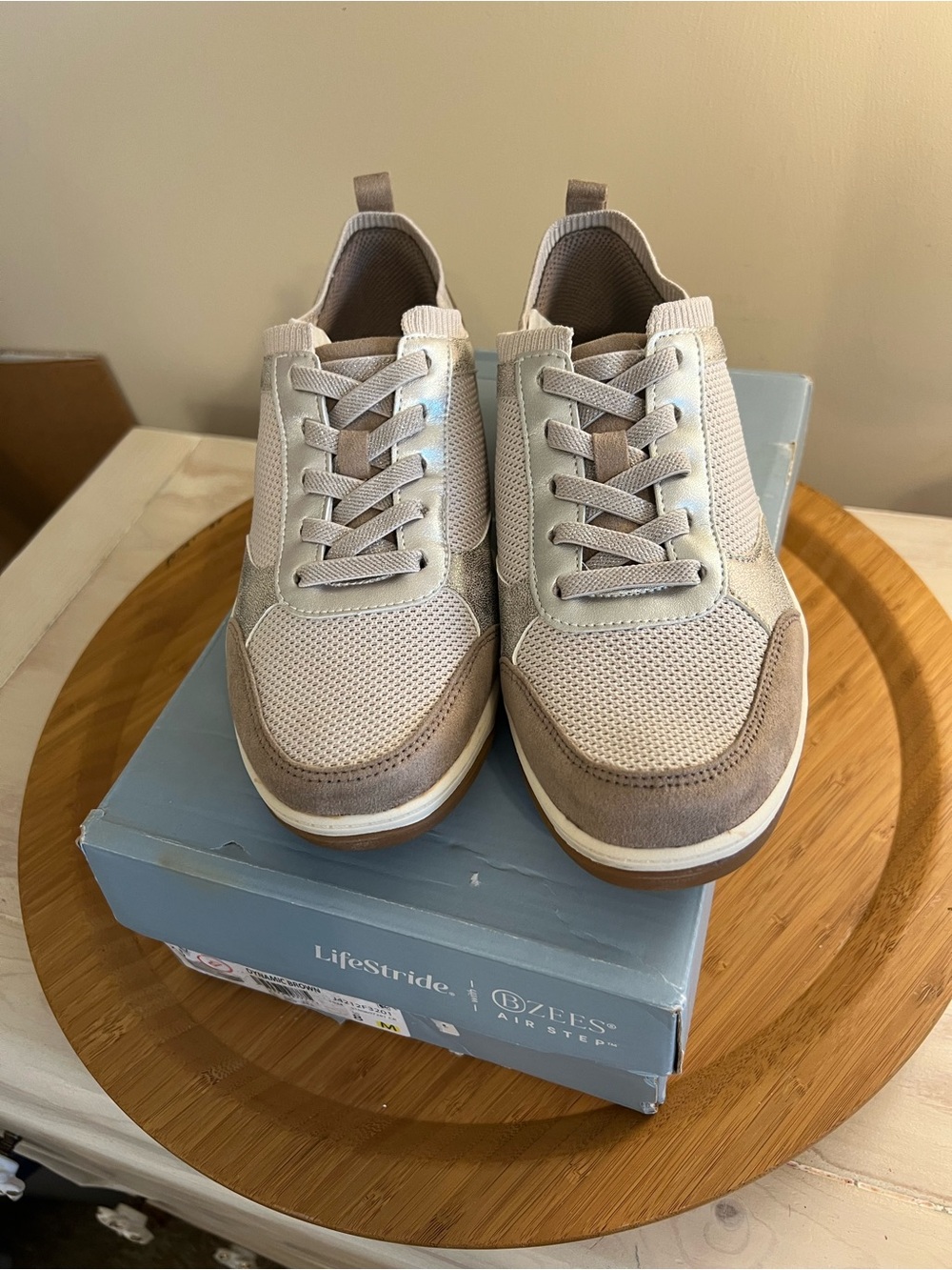 Life Stride BZees Air Step Woman’s Mesh Lace-Up Sneakers Size 8